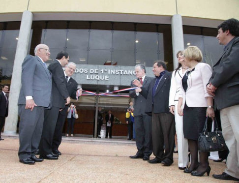 Momento del corte simbólico de la cinta durante la inauguración de la sede de juzgados de primera instancia