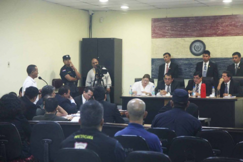 El acusado Rubén Villalba anunciando que revoba el poder al abogado Víctor Azuaga. 