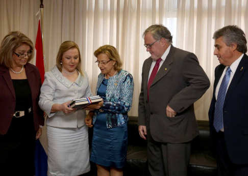 Miembros del Consejo Directivo del Colegio de Escribanos hicieron entrega de un reconocimiento a la presidenta de la Corte, doctora Alicia Pucheta de Correa.