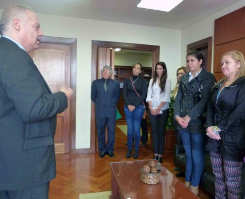El ministro de la Corte doctor Luis María Benítez Riera instó a los estudiantes a seguir formándose para mejorar día a día.