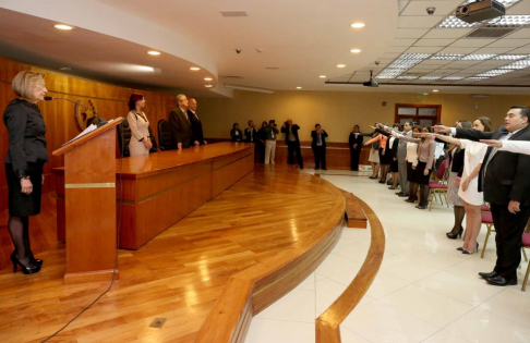 En el Palacio de Justicia de Asunción la presidenta de la Corte Suprema de Justicia tomó juramento de rigor a los nuevos defensores públicos.