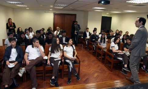 El juez de la Niñez y Adolescencia doctor Guillermo Trovato dialogó con los estudiantes.