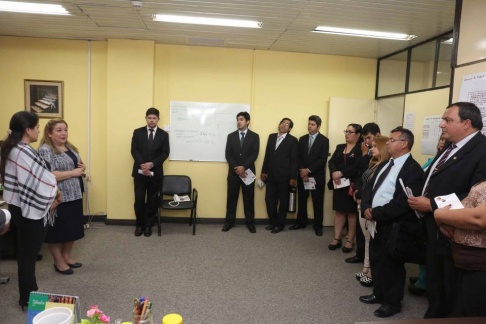 La directora de Mediación, Gladys Alfonso de Bareiro, recibió a los estudiantes.