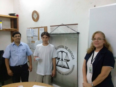 La Dirección de Supervisión de Justicia y Penitenciaría y el Departamento de Identificaciones realizaron la entrega de cédulas a los internos de Tacumbú.