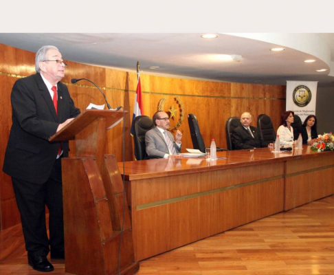 El doctor José Raúl Torres Kirmser, ministro responsable del Instituto de Investigaciones Jurídicas (IIJ) en el cierre del ciclo de conferencias.