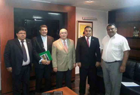 El ministro de la Corte Suprema de Justicia, Dr. Oscar Bajac en compañia de la comitiva proveniente del Departamento de Alto Paraguay y el Fiscal General del Estado, Javier Díaz Verón.