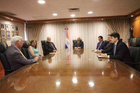 Autoridades judiciales recibieron a integrantes del Colegio de Escribanos del Paraguay.