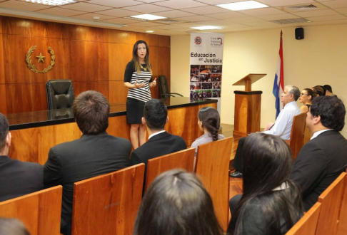  La jueza del fuero Civil y Comercial doctora Gisela Palumbo instó a los alumnos a ser excelentes profesionales