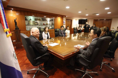 El presidente de la Corte Suprema de Justicia (CSJ), el doctor Luis María Benítez Riera, se reunió con embajador de Corea en nuestro país, Chan-sik Yoon, y su comitiva.