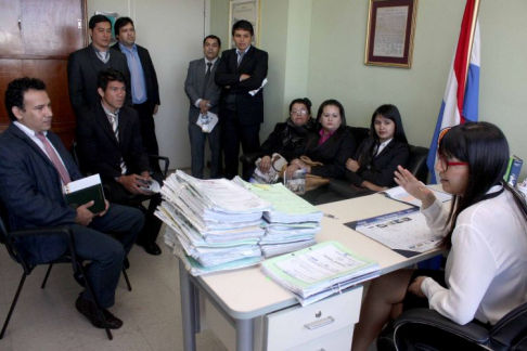 Los universitarios fueron recibidos por la jueza Vivian López.