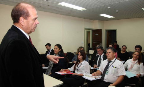 El profesor doctor José Waldir Servín Bernal, presidente del Tribunal de Apelación Penal, impartiendo el curso.