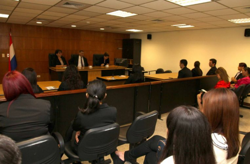 Los estudiantes en el encuentro con jueces de sentencia en la Sala de Juicio Oral.