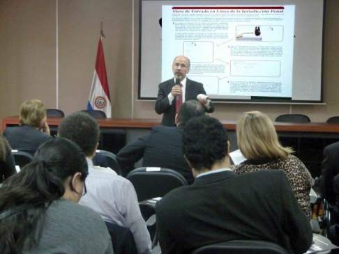 El juez Pedro Mayor Martínez, explicando la importancia del proyecto para el sistema judicial.
