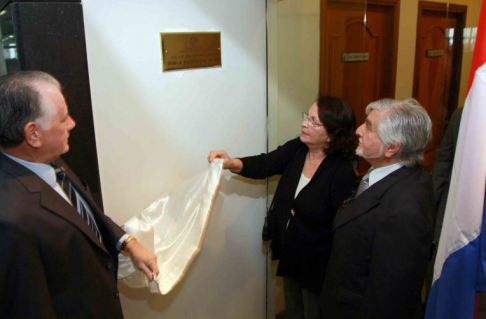 El ministro Víctor Nuñez, César Patiño y Alba Palacios de Patiño, proceden a descubrir la placa en memoria de Jorge Enrique Patiño