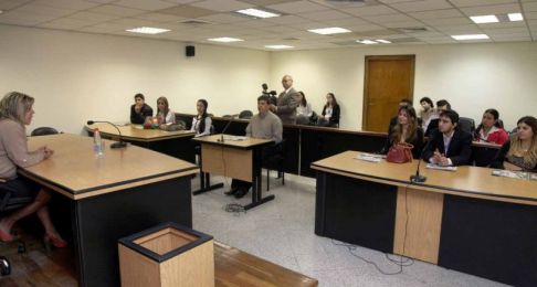 La jueza penal de sentencia Gloria Hermosa recibió a los estudiantes en la Sala 8 de Juicios Orales, ubicada en la Torre Norte.