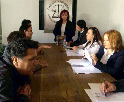 La directora de la Supervisión de Justicia y Penitenciaría de la Corte, Nelly Obregón, acompañada por funcionarios entrevistaron a los internos.