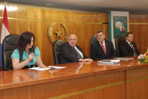 La mesa de honor estuvo compuesta por el doctor Juan Carlos Paredes, el titular de la Asociación de Jueces, Delio Vera Navarro, y el coordinador académico, Alberto Martínez Simón.