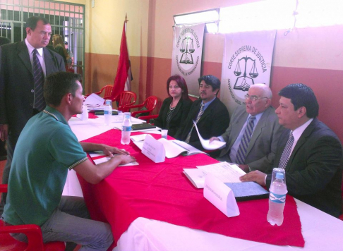 El ministro de la Corte Suprema de Justicia Dr. Sindulfo Blanco dialoga con un interno de la Penitenciaría de Coronel Oviedo.