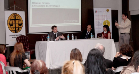 Alberto Martínez Simón respondió varias consultas de los presentes en cuanto a la implementación del nuevo sistema de Judisoft.