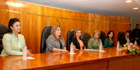 Sanie R. de Velázquez, Gladys Alfonso de Bareiro, embajadora de Argentina, Ana María Corradi; ministras de la Corte Suprema de Justicia doctora Gladys Bareiro de Módica y Miryam Peña, y el disertante.