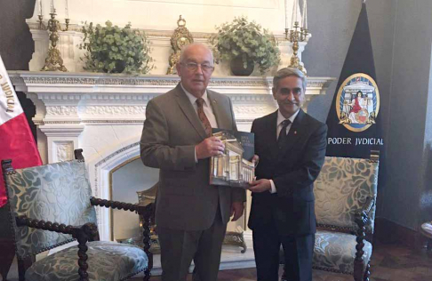 El ministro Bajac compartió experiencias con el presidente de la Suprema Corte de Justicia de la República de Perú.