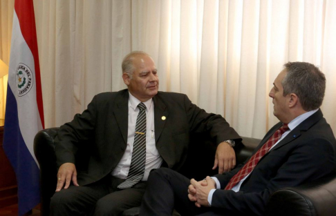 El doctor Luis María Benítez Riera en la visita protocolar del embajador de Uruguay, Federico Perazza.