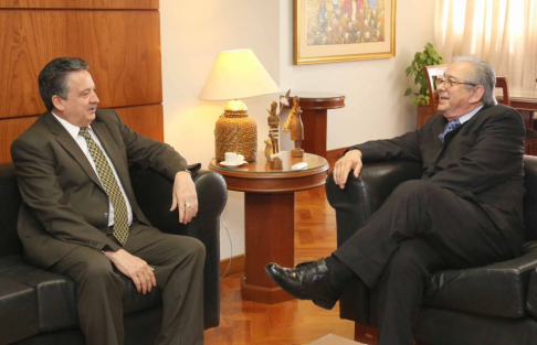 Visita de cortesía del embajador de Costa Rica al presidente de la Corte, Raúl Torres Kirmser