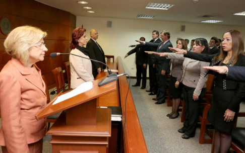 Los siete magistrados juraron ante la presidenta de la Corte Suprema de Justicia, doctora Alicia Pucheta de Correa; la vicepresidente segunda, doctora Miryam Peña; y el ministro Luis María Benítez Riera.