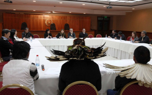 La reunión entre representantes del Estado paraguayo y el grupo étnico tuvo lugar en el Salón Auditorio del Palacio de Justicia de Asunción.