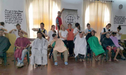 Las encargadas de los cortes de cabello en Tacumbú fueron 25 peluqueras.