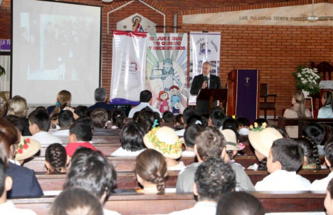 El ministro Luis María Benítez Riera explicando a los estudiantes el objetivo de la campaña.