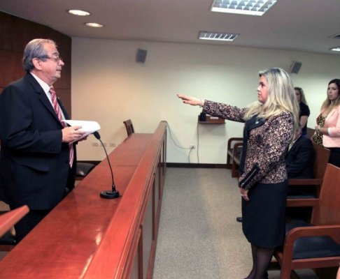 Momento en que presta juramento la abogada Adriana María Pedretti ante el ministro Raúl Torres Kirmser.