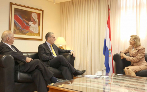 La presidenta, Alicia Pucheta, y el ministro Luis María Benítez Riera recibieron la visita de cortesía del embajador de Uruguay, licenciado Federico Perazza.