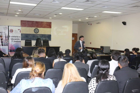 El magistrado Hugo garcete brindó informaciones a los estudiantes sobre el fuero Civil y Comercial