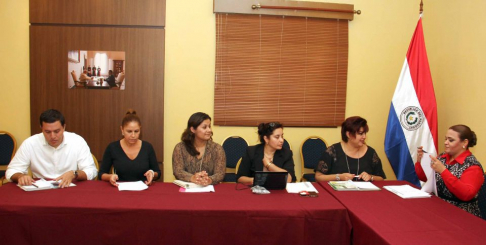 Participaron de la reunión la abogada Mónica Paredes, en representación del Poder Judicial, y un equipo de trabajo de la Senatur, encabezado por Teresa Espínola.