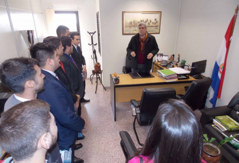 El Abg. Carlos Aníbal Cabriza Ríos, recibió en su despacho a los estudiantes de Derecho de la UNINORTE.