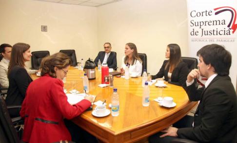 La reunión se desarrolló en la sala de reuniones del octavo piso del Palacio de Justicia de Asunción.