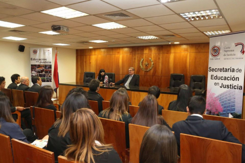 Estudiantes del primer y segundo curso de la carrera de Derecho de la UNA, sede Caacupé, conversaron con el magistrado Emiliano Rolón.