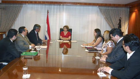 Reunión entre la ministra de la máxima instancia judicial, doctora Gladys Bareiro de Módica y representantes de la Universidad Nacional del Este.