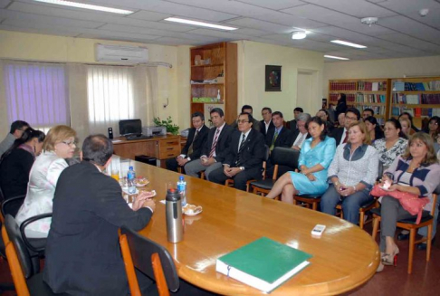 La ministra Gladys Bareiro de Módica durante la reunión con las autoridades de al circunscripción.