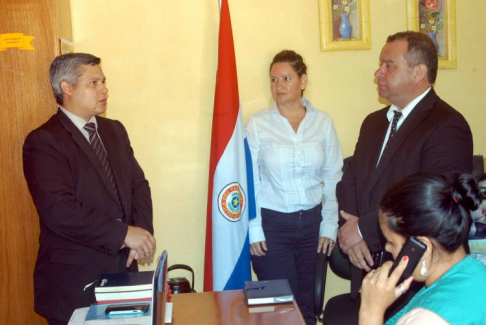 El abogado Osvaldo Vera, conversando con el doctor Carlos Domínguez, presidente del Consejo de Administración de Canindeyú.
