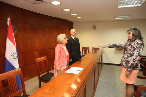 La abogada Graciela Ester Mereles Chávez prestando juramento ante los ministros.