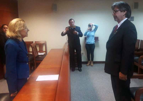 La presidenta Alicia Pucheta de Correa tomó juramento a Isidro González Sánchez, miembro del Tribunal de Apelación Penal.