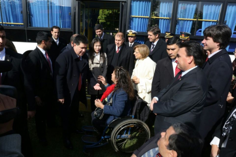 La titular de la Corte, Alicia Pucheta, y el presidente de la República, Horacio Cartes, participaron del acto de entrega de buses inclusivos.