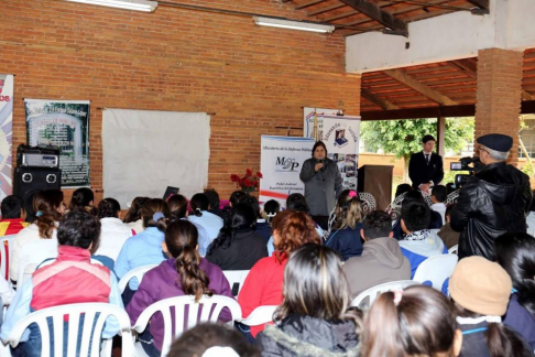 La directora del Colegio Enrique Solano López, licenciada Dora Paiva, se dirigió a los alumnos, indicando la importancia de la jornada.