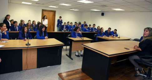 La jueza Penal de Sentencia Gloria Amanda Hermosa de Correa explicó los procesos de un juicio oral y público.