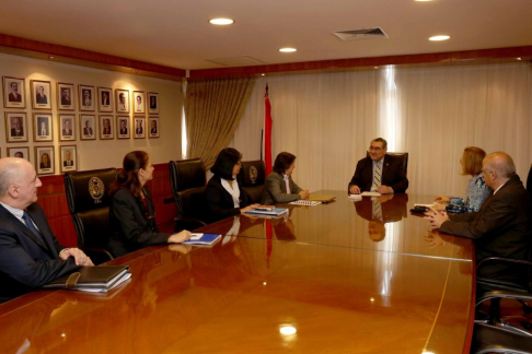 El titular de la Corte, doctor Antonio Fretes, y los ministros Benítez Riera y Pucheta de Correa mantuvieron la reunión con representantes del PNUD.
