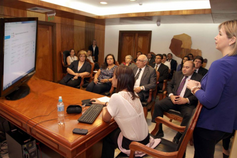 La directora de Tecnología de la Información y las Comunicaciones, licenciada Julia Centurión, estuvo a cargo de la presentación de la nueva plataforma.