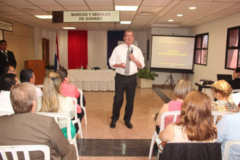 El doctor Emiliano Rolón Fernández estuvo encargado del desarrollo del curso.