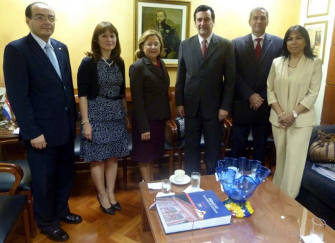 La ministra de la Corte Suprema de Justicia Alicia Pucheta de Correa junto a la ministra de Justicia y Trabajo, Lorena Segovia, y el vicecanciller Antonio Rivas Palacios y funcionarios que participaron de la reunión.
